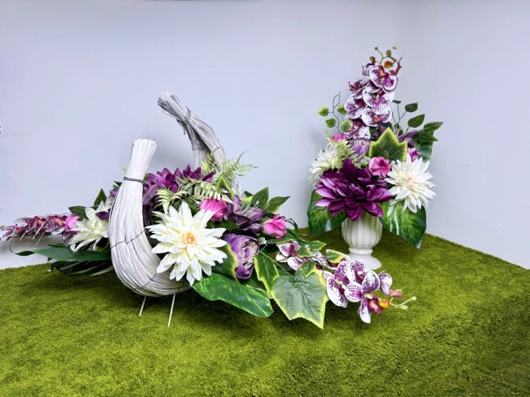 elegancki komplet na cmentarz sylikonowe storczyki kremowe malinowe dalie nowoczesne stroiki ze sztucznych kwiatów stroik na cmentarz kwiaty na cmentarz kosz półksiężyc Kwiaty pro polskie rękodzieło dekoracja na nagrobek malinowa symfonia