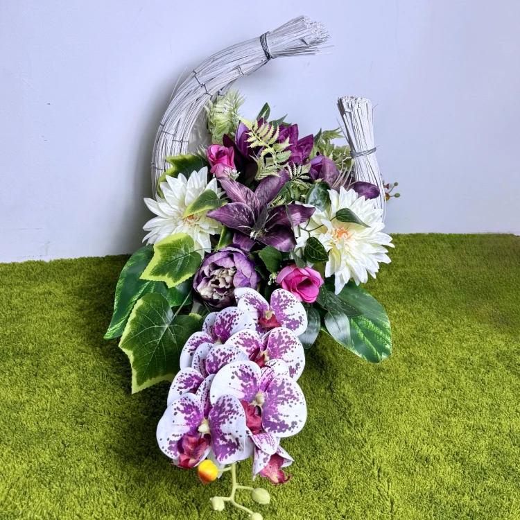 elegancka wiązanka na cmentarz sylikonowe storczyki kremowe malinowe dalie nowoczesne stroiki ze sztucznych kwiatów stroik na cmentarz kwiaty na cmentarz kosz półksiężyc Kwiaty pro polskie rękodzieło dekoracja na nagrobek malinowa symfonia