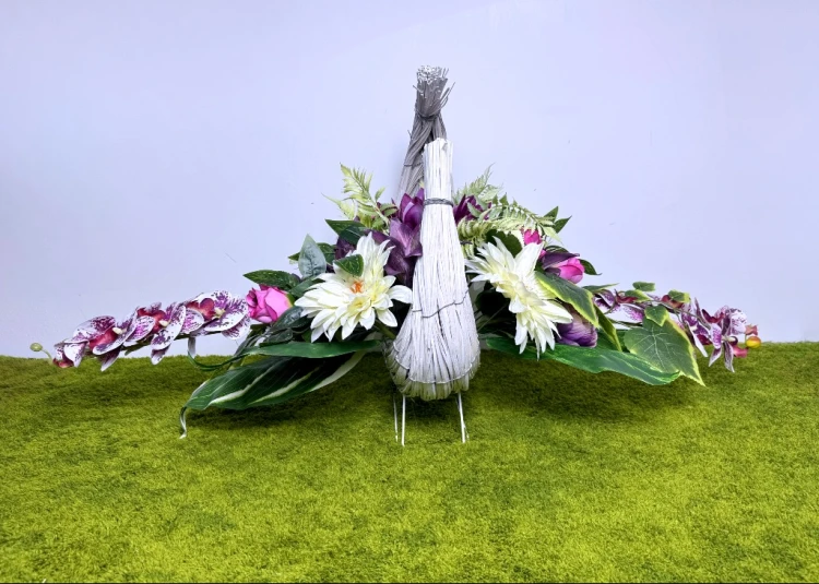 elegancka wiązanka na cmentarz sylikonowe storczyki kremowe malinowe dalie nowoczesne stroiki ze sztucznych kwiatów stroik na cmentarz kwiaty na cmentarz kosz półksiężyc Kwiaty pro polskie rękodzieło dekoracja na nagrobek malinowa symfonia