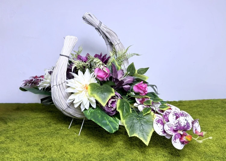 elegancka wiązanka na cmentarz sylikonowe storczyki kremowe malinowe dalie nowoczesne stroiki ze sztucznych kwiatów stroik na cmentarz kwiaty na cmentarz kosz półksiężyc Kwiaty pro polskie rękodzieło dekoracja na nagrobek malinowa symfonia