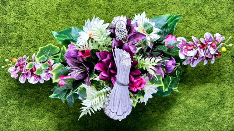 elegancka wiązanka na cmentarz sylikonowe storczyki kremowe malinowe dalie nowoczesne stroiki ze sztucznych kwiatów stroik na cmentarz kwiaty na cmentarz kosz półksiężyc Kwiaty pro polskie rękodzieło dekoracja na nagrobek malinowa symfonia