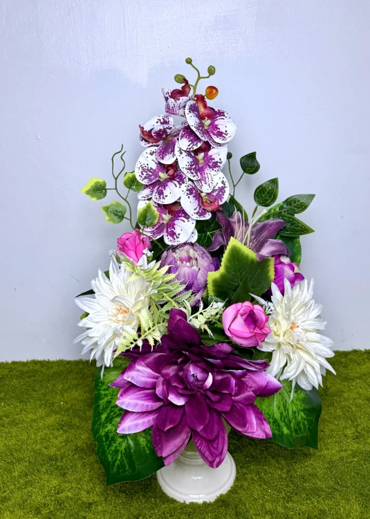 elegancki bukiet  na cmentarz sylikonowe storczyki kremowe malinowe dalie nowoczesne stroiki ze sztucznych kwiatów stroik na cmentarz kwiaty na cmentarz sztuczne kwiaty Kwiaty pro polskie rękodzieło dekoracja na nagrobek malinowa symfonia