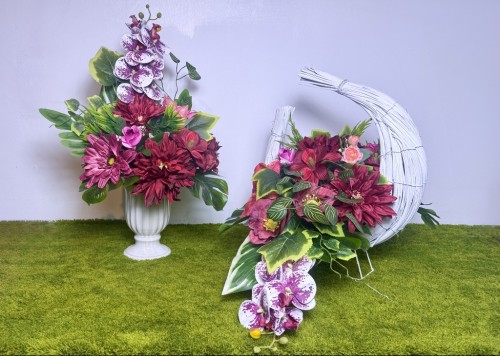 rubinowy zmierzch bordo purpurowa kompozycja na pomnik sylikonowe storczyki bordowe dalie bordowe anemone rozowe roze purpurowe gerbery kosz polksiezyc dociaczony betonem komplet nagrobny Kwiaty pro kwiaty sztuczne jak zywe