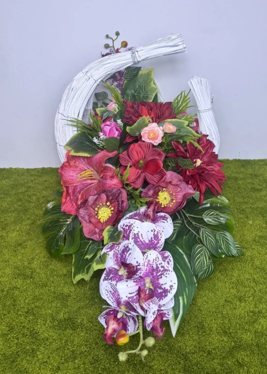 duza kompozycja na pomnik sylikonowe storczyki bordowe dalie bordowe anemone rozowe roze purpurowe gerbery kosz polksiezyc dociaczony betonem komplet nagrobny Kwiaty pro kwiaty sztuczne jak zywe