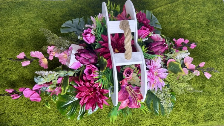 rozana harmonia elegancka kompozycja w koszu i bukiet do wazonu nowoczesne stroiki ze sztucznych kwiatow stroik na cmentarz wiazanka na cmentarz komplet na cmentarz zestaw kompozycji na cmentarz rozowe dalie mieczyki lilie Kwiaty pro pamiatka rocznica