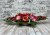 ognisty blask bordowo czerwona wiazanka na cmentarz podluzna kompozycja na pomnik burgundowe dalie czerwona lilia roza jaskry piwonia Kwiaty pro dekoracja funeralna stroik na cmentarz sztuczne kwiaty jak żywe