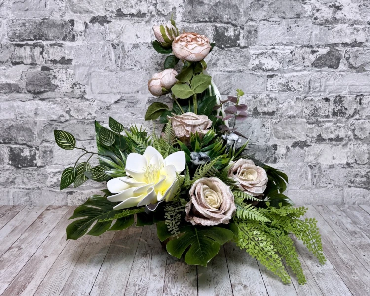 kawa z mlekiem elegancka kompozycja na pomnik nowoczesne stroiki ze sztucznych kwiatow stroik na cmentarz kwiaty na cmentarz wiazanka na pomnik kwiaty na grob Kwiaty pro  bezowa roza magnolia piankowa dzień Matki