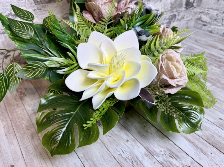 kawa z mlekiem elegancka kompozycja na pomnik nowoczesne stroiki ze sztucznych kwiatow stroik na cmentarz kwiaty na cmentarz wiazanka na pomnik kwiaty na grob Kwiaty pro  bezowa roza magnolia piankowa dzień Matki