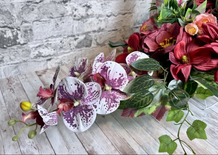 rubinowy zmierzch bordo purpurowa kompozycja na pomnik sylikonowe storczyki bordowe dalie bordowe anemone rozowe roze purpurowe gerbery kosz polksiezyc dociaczony betonem komplet nagrobny Kwiaty pro kwiaty sztuczne jak zywe zestaw na cmentarz
