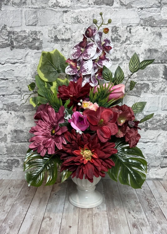 rubinowy zmierzch bordo purpurowa kompozycja na pomnik sylikonowe storczyki bordowe dalie bordowe anemone rozowe roze purpurowe gerbery kosz polksiezyc dociaczony betonem komplet nagrobny Kwiaty pro kwiaty sztuczne jak zywe zestaw na cmentarz