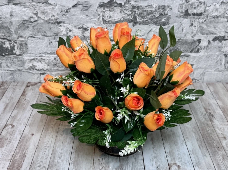 pomaranczowe roze czarna donica zlota patyna bukiet na cmentarz kwiaty na cmentarz nowoczesne stroiki ze sztucznych kwiatow stroik na cmentarz Kwiaty pro rzemioslo dekoracja funeralna jesienna kompozycja na pomnik sztuczne kwiaty wiązanka z róż