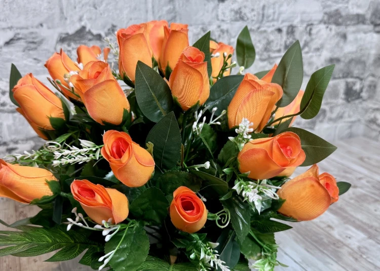 pomaranczowe roze czarna donica zlota patyna bukiet na cmentarz kwiaty na cmentarz nowoczesne stroiki ze sztucznych kwiatow stroik na cmentarz Kwiaty pro rzemioslo dekoracja funeralna jesienna kompozycja na pomnik sztuczne kwiaty wiązanka z róż