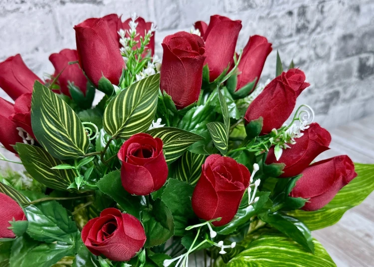 czerwone róże czarny puchar złota patyna stroik na cmentarz kwiaty na cmentarz nowoczesny stroik ze sztucznych kwiatów Kwiaty pro dekoracja nagrobna rzemiosło florystyczne pamiątka na grób nekropolia stroik na cmentarz bukiet róż