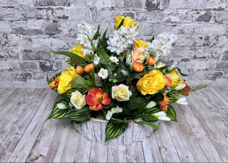 zolte tulipany bialy hiacynt drewniana oslonka z kory wiosenna dekoracja nagrobna stroik na cmentarz kwiaty na cmentarz wiązanka na cmentarz wiosenny stroik najpiękniejsze kwiaty na cmentarz