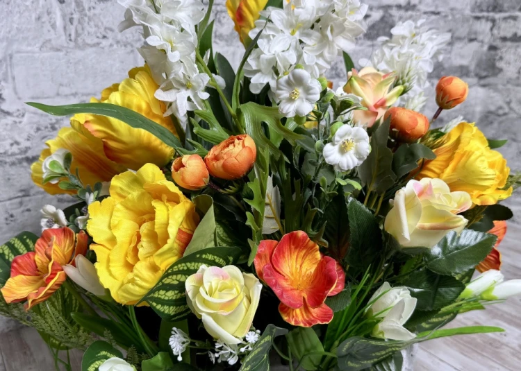 zolte tulipany bialy hiacynt drewniana oslonka z kory wiosenna dekoracja nagrobna stroik na cmentarz kwiaty na cmentarz wiązanka na cmentarz wiosenny stroik najpiękniejsze kwiaty na cmentarz
