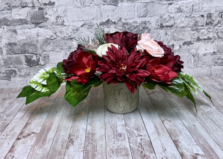 burgund i kremowy roz elegancka kompozycja w ceramicznej donicy nowoczesne stroiki ze sztucznych kwiatow stroik na cmentarz kwiaty na cmentarz wiazanka nagrobna piwonie roze dalie bezowa doniczka liscie Kwiaty pro pamiatka rocznica smierci grob