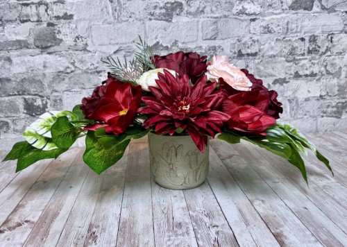 burgund i kremowy roz elegancka kompozycja w ceramicznej donicy nowoczesne stroiki ze sztucznych kwiatow stroik na cmentarz kwiaty na cmentarz wiazanka nagrobna piwonie roze dalie bezowa doniczka liscie Kwiaty pro pamiatka rocznica smierci grob