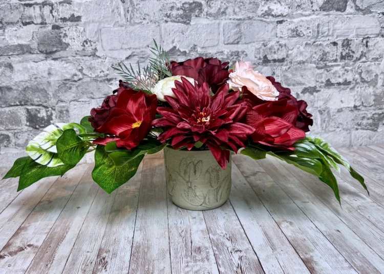 burgund i kremowy roz elegancka kompozycja w ceramicznej donicy nowoczesne stroiki ze sztucznych kwiatow stroik na cmentarz kwiaty na cmentarz wiazanka nagrobna piwonie roze dalie bezowa doniczka liscie Kwiaty pro pamiatka rocznica smierci grob