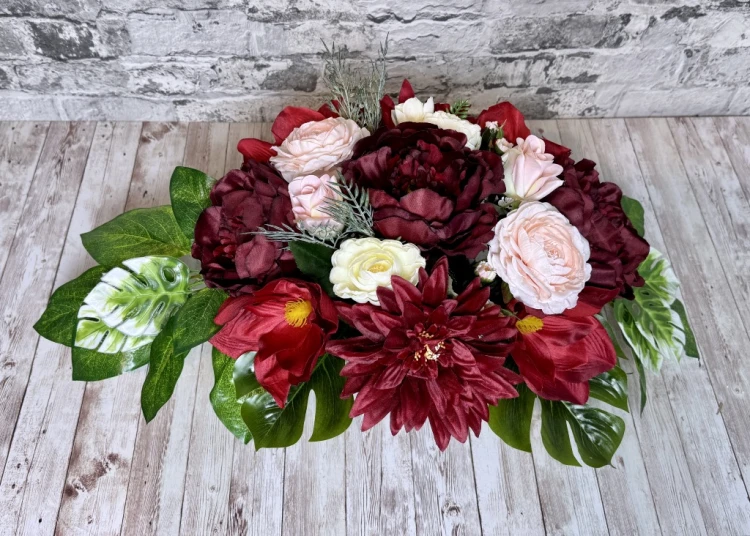 burgund i kremowy roz elegancka kompozycja w ceramicznej donicy nowoczesne stroiki ze sztucznych kwiatow stroik na cmentarz kwiaty na cmentarz wiazanka nagrobna piwonie roze dalie bezowa doniczka liscie Kwiaty pro pamiatka rocznica smierci grob