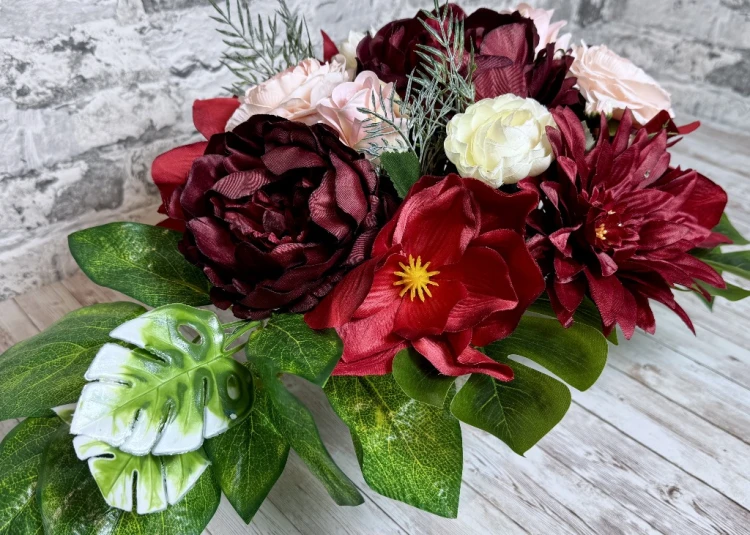 burgund i kremowy roz elegancka kompozycja w ceramicznej donicy nowoczesne stroiki ze sztucznych kwiatow stroik na cmentarz kwiaty na cmentarz wiazanka nagrobna piwonie roze dalie bezowa doniczka liscie Kwiaty pro pamiatka rocznica smierci grob