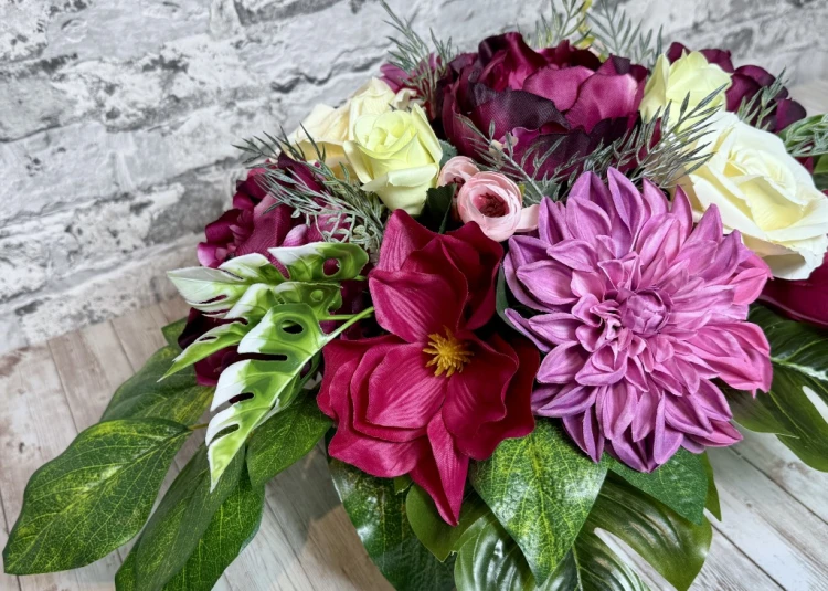 piekny szeroki stroik na cmentarz w bezowej donicy malina roz krem nowoczesne stroiki ze sztucznych kwiatow wiazanka na pomnik kwiaty na grob piwonie roze magnolie dalie Kwiaty pro pamiatka rocznica smierci