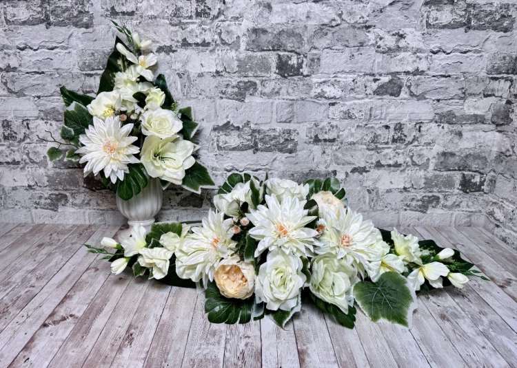 klasyka w kremie zestaw na cmentarz wiazanka na pomnik bukiet do wazonu komplet kompozycji nagrobnych kremowe dalie jasne roze eustoma nowoczesne komplety sztuczne kwiaty na grob ozdoby cmentarne Kwiaty pro