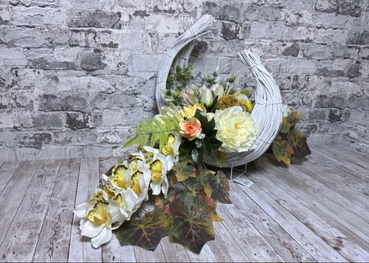 ksiezycowa orchidea duzy dwustronny zestaw nagrobny ze storczykiem stroik w koszu bukiet do wazonu kremowy zolty nowoczesne stroiki ze sztucznych kwiatow stroik na cmentarz kwiaty na cmentarz kompozycja kwiatowa wiazanka na pomnik grob Kwiaty pro