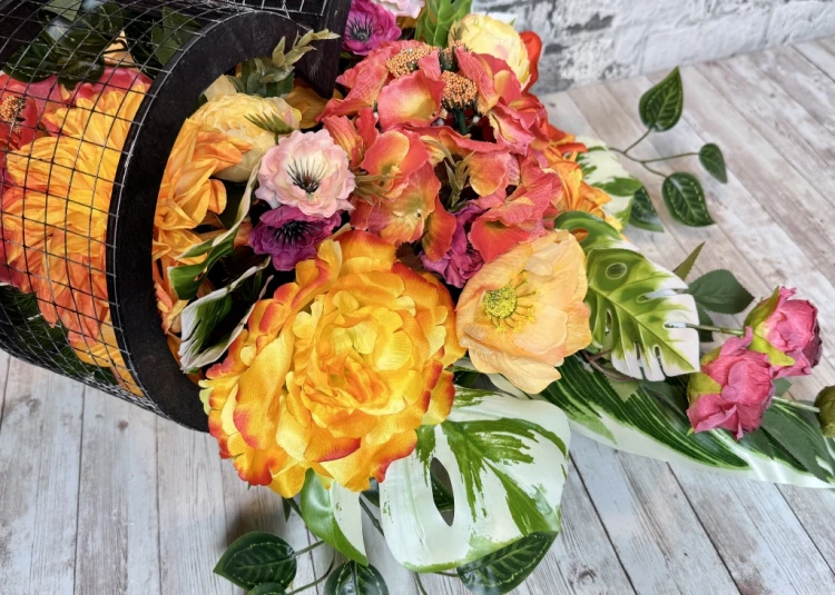 serce w letnim sloncu czarny kosz kompozycja na cmentarz hortensje dalie roze kliwie stroik nagrobny stroiki ze sztucznych kwiatow wiazanka na pomnik ozdoba na grob kwiaty na cmentarz geste serce z kwiatow rekonie dlo dekoracja funeralna Kwiaty pro
