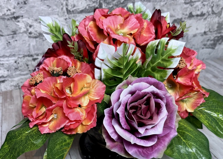 okragla kompozycja w czarno zlotym pucharze hortensje roze nowoczesne stroiki ze sztucznych kwiatow stroik na cmentarz kwiaty na cmentarz dekoracja nagrobna na grob pomnik elegancki stroik Kwiaty pro monstera liście mango unikatowa aranżacja florystyka