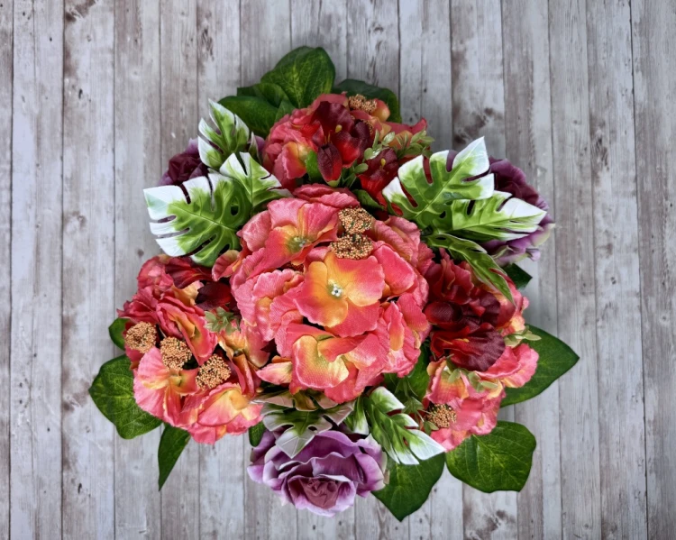 okragla kompozycja w czarno zlotym pucharze hortensje roze nowoczesne stroiki ze sztucznych kwiatow stroik na cmentarz kwiaty na cmentarz dekoracja nagrobna na grob pomnik elegancki stroik Kwiaty pro monstera liście mango unikatowa aranżacja florystyka