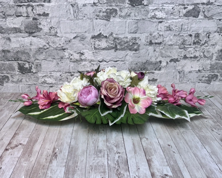 cream-and-pink-floral-grave-composition-oblong długi stroik na cmentarz rozowy