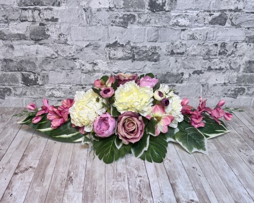 cream-and-pink-floral-grave-composition-oblong długi stroik na cmentarz rozowy
