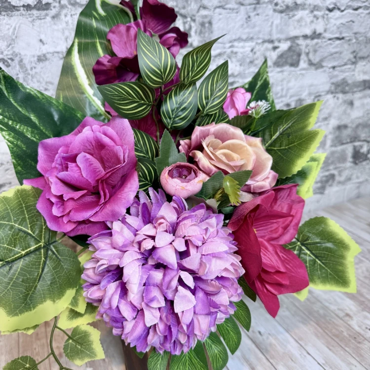 bukiet do wazonu malinowa elegancja 50 cm sztuczne kwiaty jak zywe mieczyki chryzantemy roze lilie piwonie rozowy bukiet kwiatow we flakonie na pomnik grob Kwiaty pro