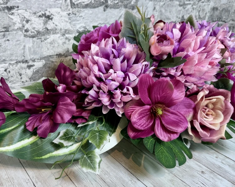 wiazanka na cmentarz malinowy swit malinowe mieczyki rozowe roze magnolia anemony fioletowe chryzantemy zlota donica stroik na cmentarz kwiaty na cmentarz nowoczesne stroiki ze sztucznych kwiatów