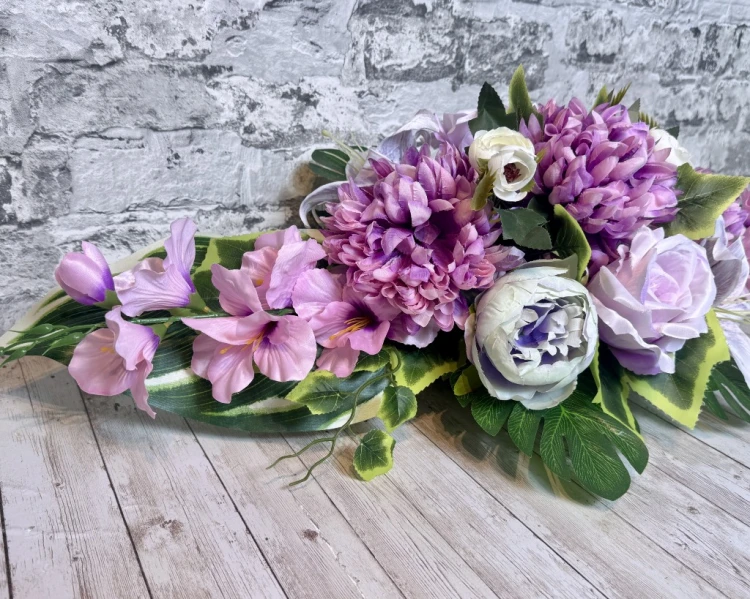 wiazanka na cmentarz wrzosowa polana liliowe mieczyki rozowe roze lilie wrzosowe chryzantemy jaskry zlota donica stroik na cmentarz kwiaty na cmentarz nowoczesne stroiki ze sztucznych kwiatów