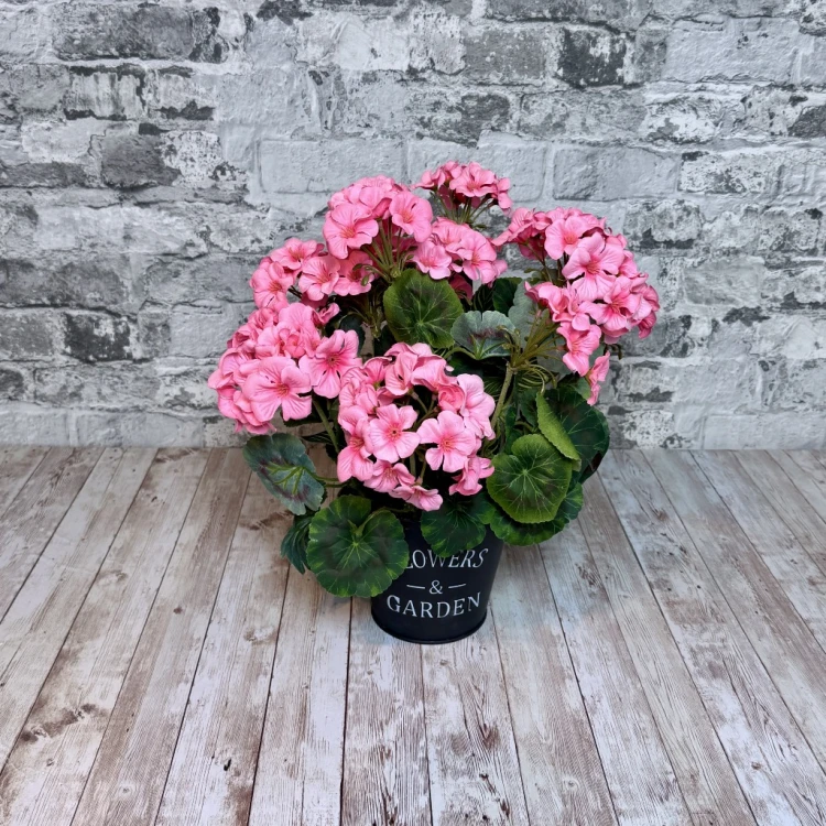 bukiet pelargonii rozowy taras czarna doniczka flowers garden sztuczna pelargonia rozowe kwiaty okragle liscie ozdoba do domu kompozycja na pomnik grobowiec stroik na cmentarz kwiaty na cmentarz nowoczesne stroiki ze sztucznych kwiatów