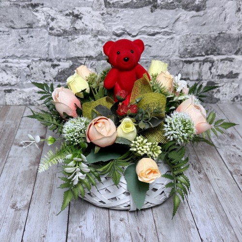 czerwony mis w koszyku okragla kompozycja kwiatowa w koszu na grob dziecka bielony koszyk rattanowy pastelowe roze brzoskwiniowe czosnek dekoracyjny paprocie stroik na cmentarz kwiaty na cmentarz nowoczesne stroiki ze sztucznych kwiatów