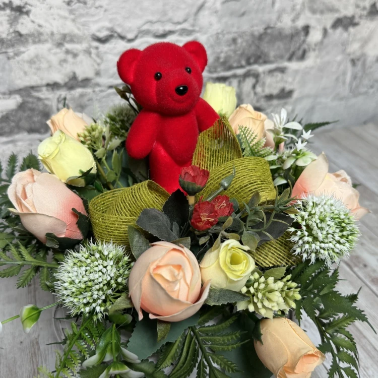 czerwony mis w koszyku okragla kompozycja kwiatowa w koszu na grob dziecka bielony koszyk rattanowy pastelowe roze brzoskwiniowe czosnek dekoracyjny paprocie stroik na cmentarz kwiaty na cmentarz nowoczesne stroiki ze sztucznych kwiatów