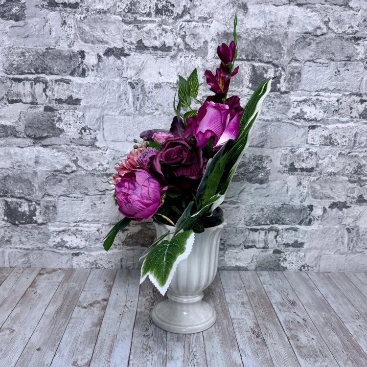 purpurowy sen kompozycja z chryzantema lilia i roza bukiet do wazonu rozowa chryzantema fioletowa lilia wklad do wazonu kwiaty na cmentarz nowoczesny bukiet na cmentarz