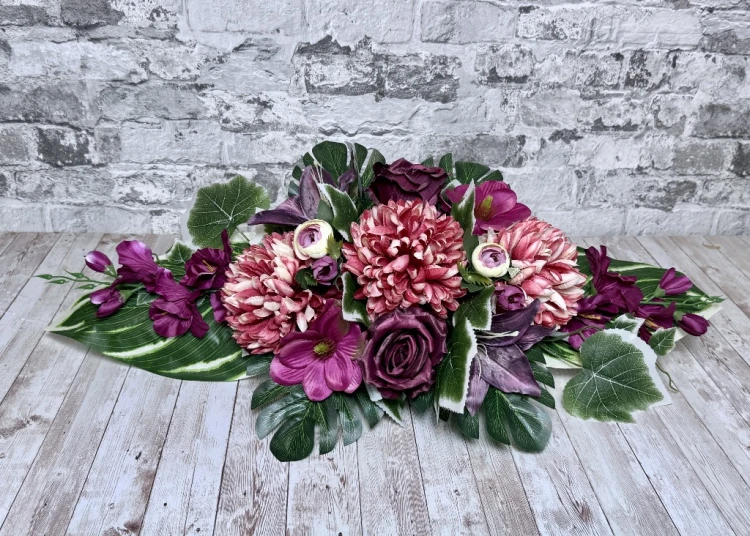 purpurowy sen purpurowo rozowa jesienna kompozycja na pomnik wiazanka na cmentarz na wszystkich swietych rozowa chryzantema ciemna roza kalia nowoczesne stroiki ze sztucznych kwiatów stroik na cmentarz kwiaty na cmentarz