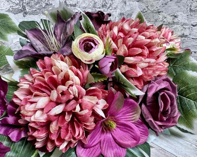 purpurowy sen purpurowo rozowa jesienna kompozycja na pomnik wiazanka na cmentarz na wszystkich swietych rozowa chryzantema ciemna roza kalia nowoczesne stroiki ze sztucznych kwiatów stroik na cmentarz kwiaty na cmentarz