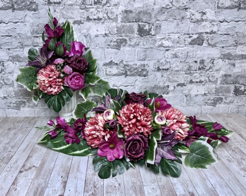 purpurowy sen purpurowo rozowa jesienna kompozycja na pomnik zestaw na cmentarz na wszystkich swietych rozowa chryzantema ciemna roza lilia mieczyk jaskier nowoczesne stroiki ze sztucznych kwiatow stroik na cmentarz kwiaty na cmentarz