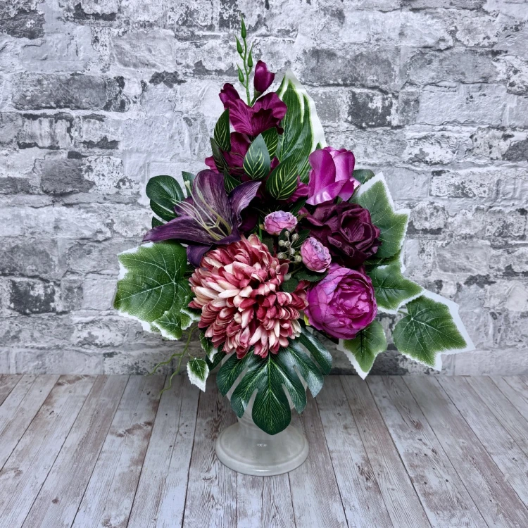 purpurowy sen purpurowo rozowa jesienna kompozycja na pomnik zestaw na cmentarz na wszystkich swietych rozowa chryzantema ciemna roza lilia mieczyk jaskier nowoczesne stroiki ze sztucznych kwiatow stroik na cmentarz kwiaty na cmentarz