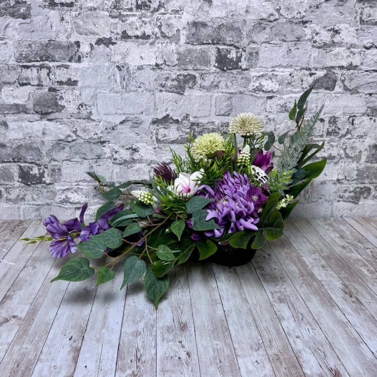 wrzosowa poswiata elegancka kompozycja kwiatowa na cmentarz z piankowymi magnoliami czosnkiem i chryzantemami purpurowa dalia pierzasta chryzantema kwiaty na cmentarz wiazanka na wszystkich swietych