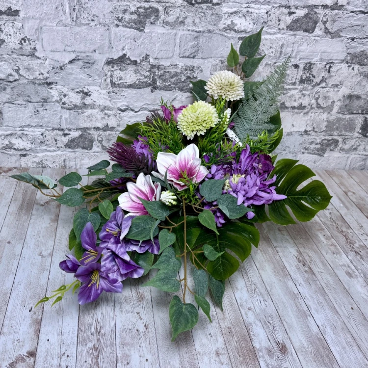 wrzosowa poswiata elegancka kompozycja kwiatowa na cmentarz z piankowymi magnoliami czosnkiem i chryzantemami purpurowa dalia pierzasta chryzantema kwiaty na cmentarz wiazanka na wszystkich swietych