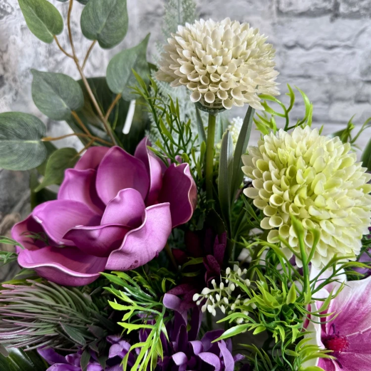 wrzosowa poswiata elegancka kompozycja kwiatowa na cmentarz z piankowymi magnoliami czosnkiem i chryzantemami purpurowa dalia pierzasta chryzantema kwiaty na cmentarz wiazanka na wszystkich swietych