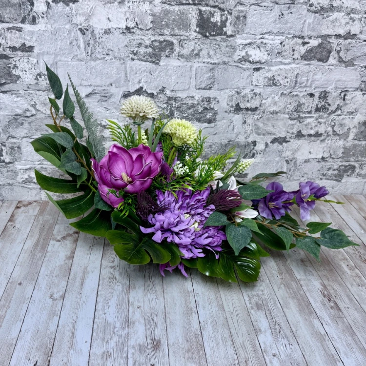 wrzosowa poswiata elegancka kompozycja kwiatowa na cmentarz z piankowymi magnoliami czosnkiem i chryzantemami purpurowa dalia pierzasta chryzantema kwiaty na cmentarz wiazanka na wszystkich swietych