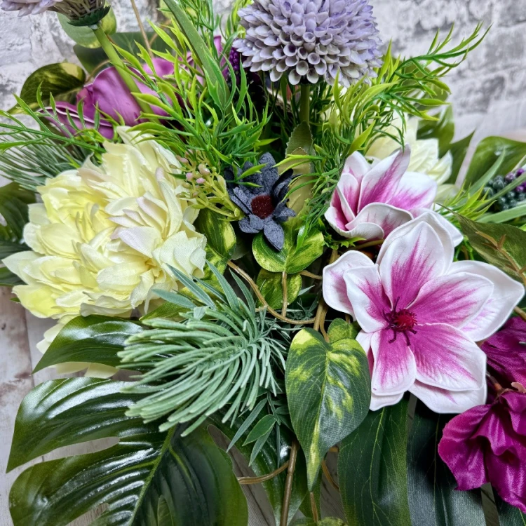 purpurowa symfonia dostojna kompozycja na cmentarz z piankowa magnolia czosnkiem i chryzantema piankowa magnolia czosnek ozdobny kremowa chryzantema mieczyk czarna donica kwiaty na cmentarz wiązanka na cmentarz