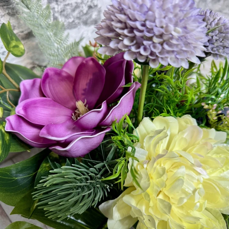 purpurowa symfonia dostojna kompozycja na cmentarz z piankowa magnolia czosnkiem i chryzantema piankowa magnolia czosnek ozdobny kremowa chryzantema mieczyk czarna donica kwiaty na cmentarz wiązanka na cmentarz
