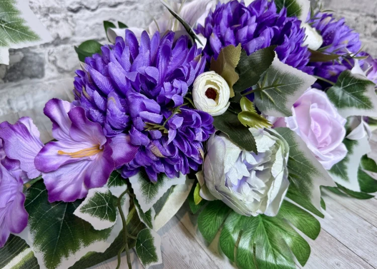 fioletowy czar wiazanka na cmentarz w odcieniach fioletu i lilii fioletowa chryzantema liliowa roza lilia mieczyk zlota donica lezka kwiaty na cmentarz